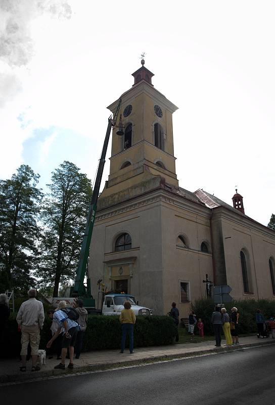 Poslední přípravy a konečně nahoru. V polovině července se do Stěžer vrátily „ukradené“ zvony.