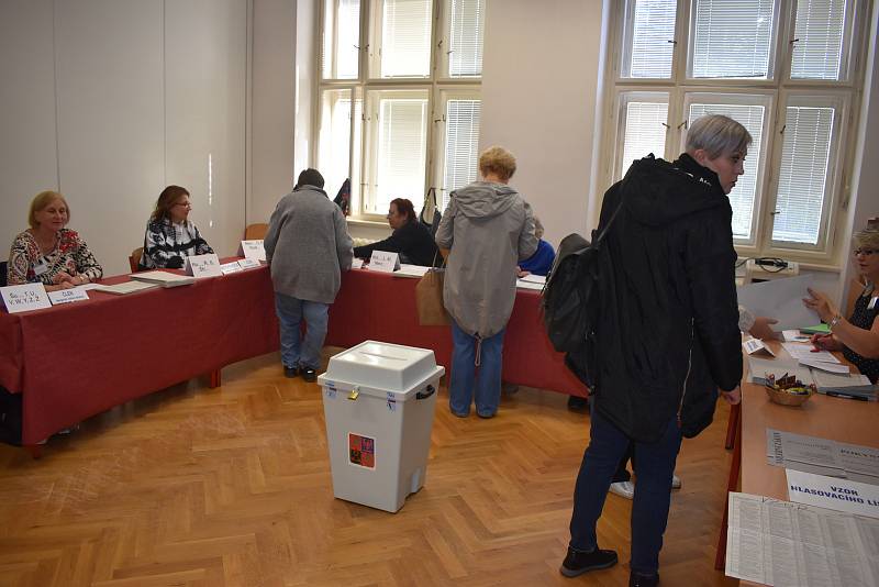 Desítky lidí čekaly na začátek komunálních voleb na chodbě hradeckého  gymnázia J.K. Tyla.