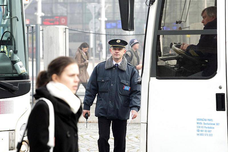 Výluka na železnici mezi Hradcem Králové a Pardubicemi.