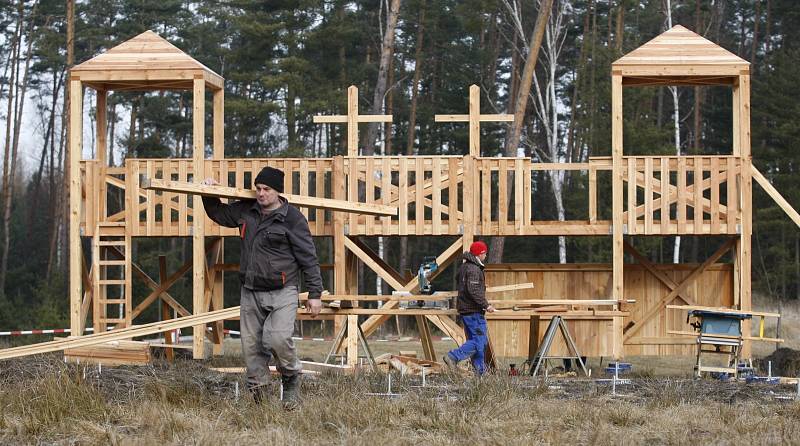 Stavba dřevěného rytířského hradiště poblíž lesního hřbitova v městských lesích při Hradci Králové.