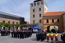 Slavnostní shromáždění hasičů na Pivovarském náměstí v Hradci Králové.