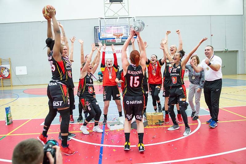 Finálový zápas finálového turnaje Českého poháru basketbalistek v Karlových Varech: KP Brno - Sokol Nilfisk Hradec Králové (v černém).