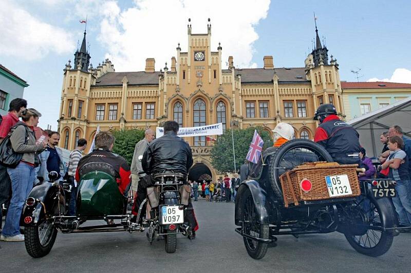 Tradiční sraz veteránů  přilákal na náměstí v Novém Bydžově stovky zvědavců, kteří lačně pokukovali po vozech.