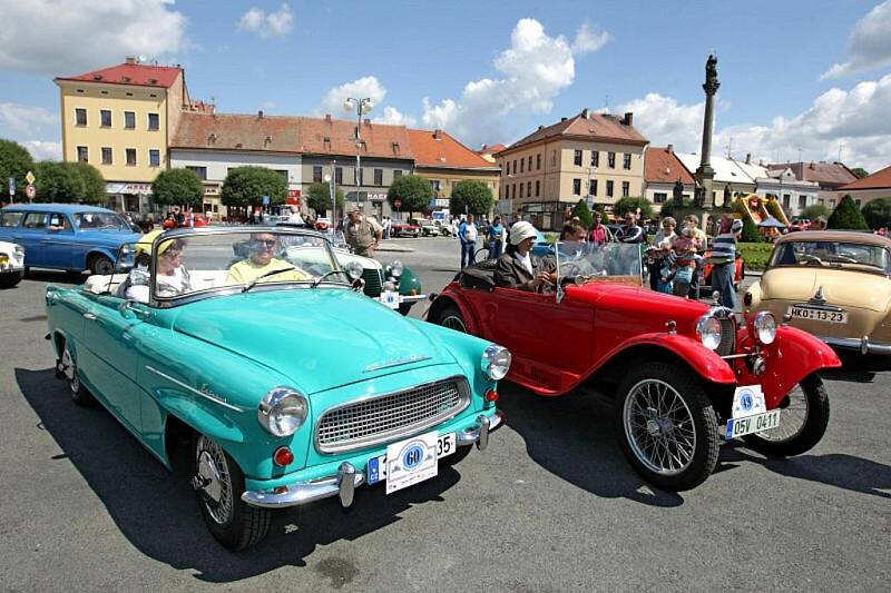 Tradiční sraz veteránů  přilákal na náměstí v Novém Bydžově stovky zvědavců, kteří lačně pokukovali po vozech.