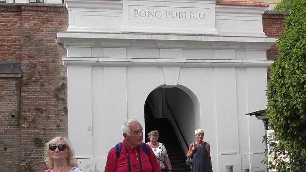 U schodiště Bono publico.