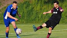 ŠLÁGR PŘEBORU. Fotbalisté Dohalic (v modrém) si dojeli pro cenné tři body do Prasku, kde po boji zvítězili 4:2. Foto: Lubomír Douděra