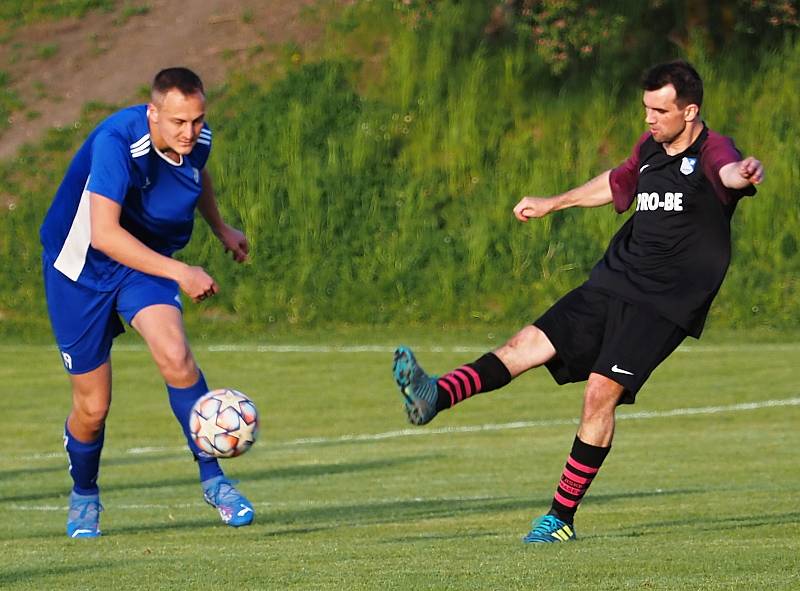 ŠLÁGR PŘEBORU. Fotbalisté Dohalic (v modrém) si dojeli pro cenné tři body do Prasku, kde po boji zvítězili 4:2. Foto: Lubomír Douděra