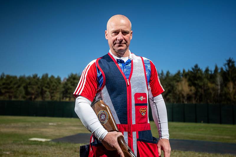 Miroslav Lidinský, bývalý voják, se po zranění v Afghánistánu věnuje paralympijským sportům, jako je lyžování, golf a nově i střelba.