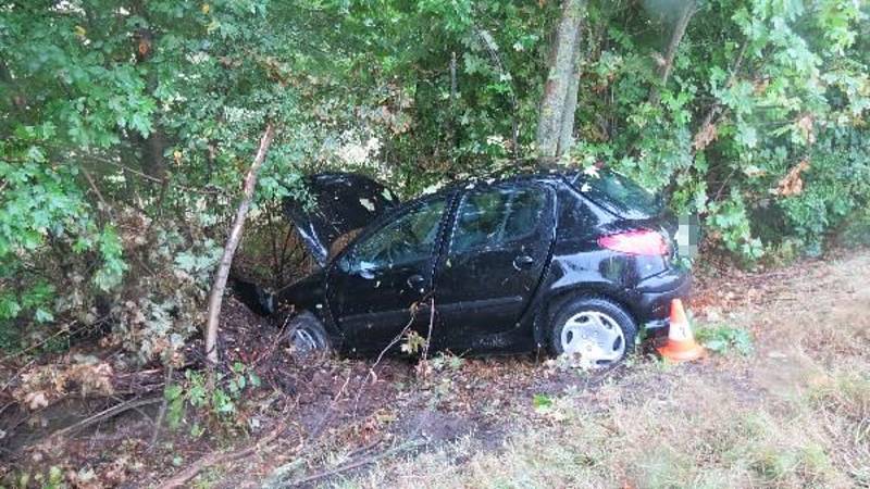 Po nehodě skončilo auto na kraji lesa v polovině září na Jičínsku. K nárazu do stromu chyběl kousek.