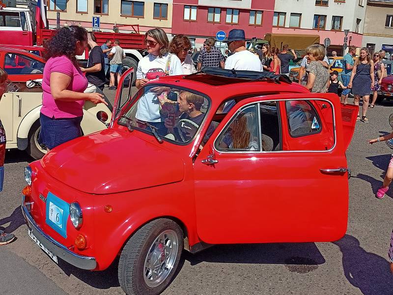 Veterán rallye uspořádal místní Klub přátel historických vozidel po 26. a krásnými samohyby se kochaly stovky lidí.