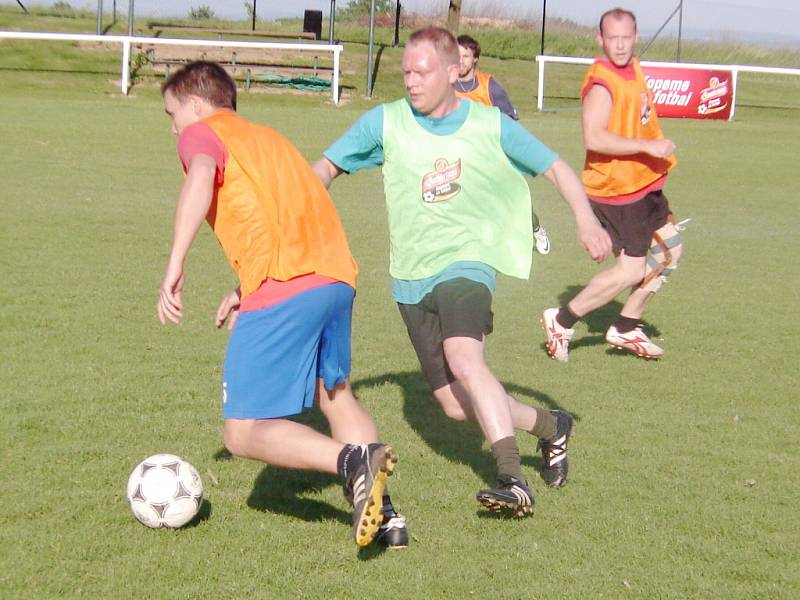 Projekt Gambrinusu "Kopeme za fotbal" v Nedělištích.