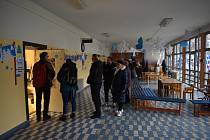 Plné ruce práce měly komise v Základní škole SNP v Hradci Králové hned po začátku prezidentských voleb.