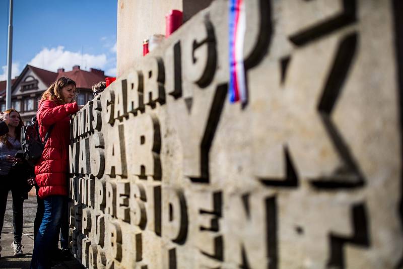 #Vyjdi ven - výstražná stávka studentů na obranu ústavních a společenských zvyklostí a hodnot na Masarykově náměstí v Hradci Králové.