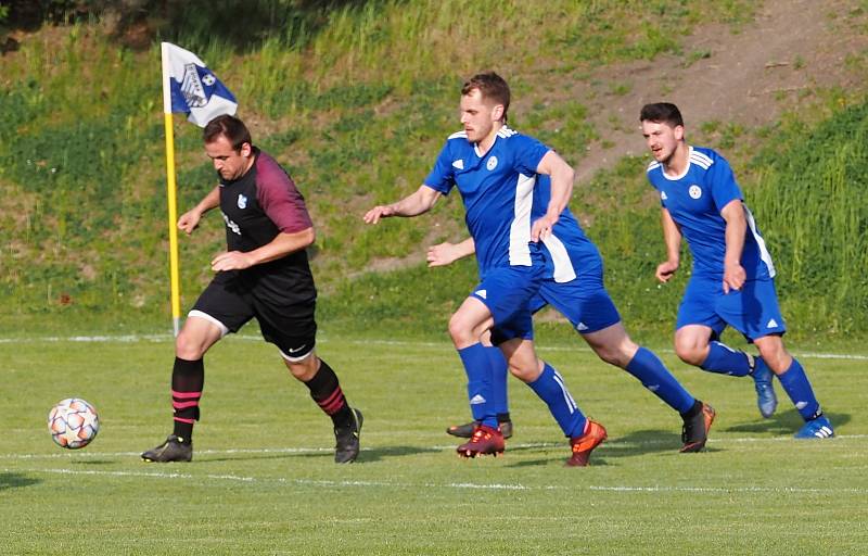 ŠLÁGR PŘEBORU. Fotbalisté Dohalic (v modrém) si dojeli pro cenné tři body do Prasku, kde po boji zvítězili 4:2. Foto: Lubomír Douděra