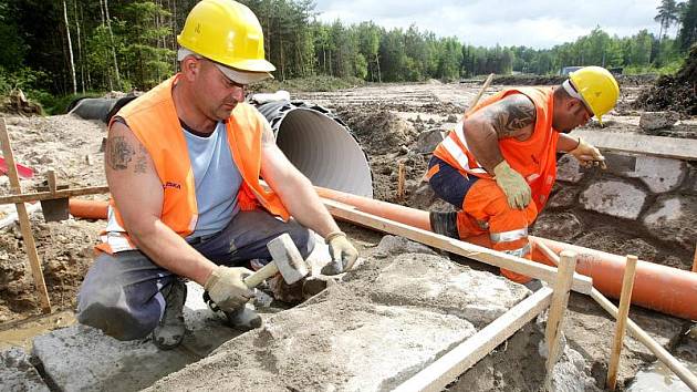 Po letech dohadů se stavební stroje zakously do prostranství před lesním hřbitovem v Malšovicích, kde vznikne parkoviště. Pomůže vyřešit neudržitelnou situaci, kdy auta parkovala všude v okolí. 7.června 2010.