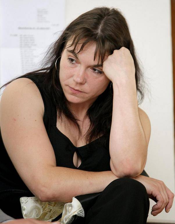 Před Krajským soudem v Hradci Králové stanula 26. dubna 2010 Věra Marková z Pardubic, která bodla nožem svého přítele při hádce. Nyní je obžalovaná z pokusu o vraždu.