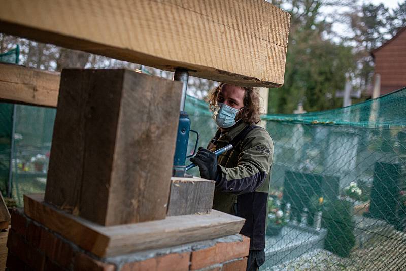 Kostelík na novém Hradci. Hevery spustily konstrukci opět na místo, tentokrát na na novou dřevěnou konstrukci.