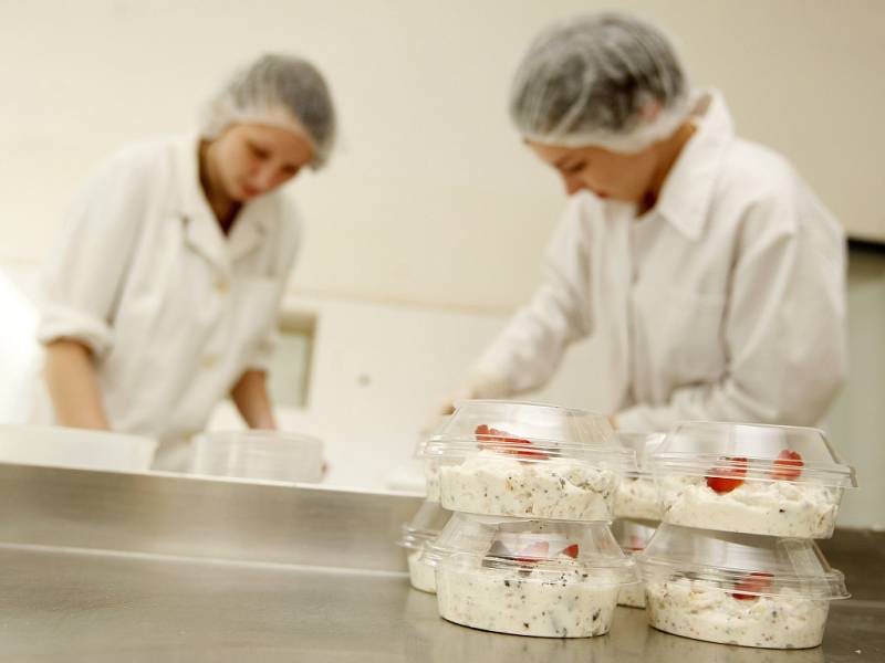 Výroba mléčných výrobků v podání studentů hradecké střední školy veterinární v Kuklenách.