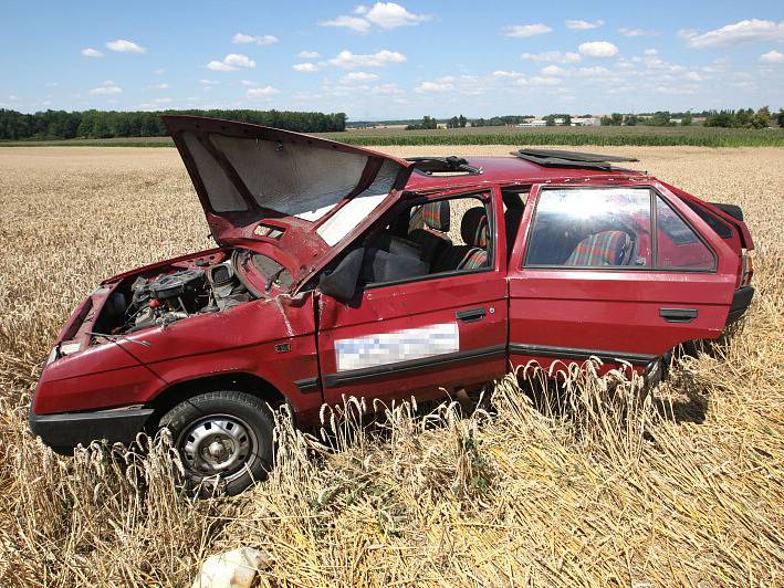 K dopravní nehodě osobního vozu Škody Forman došlo mezi obcemi Černilov a Librantice na Královehradecku. 