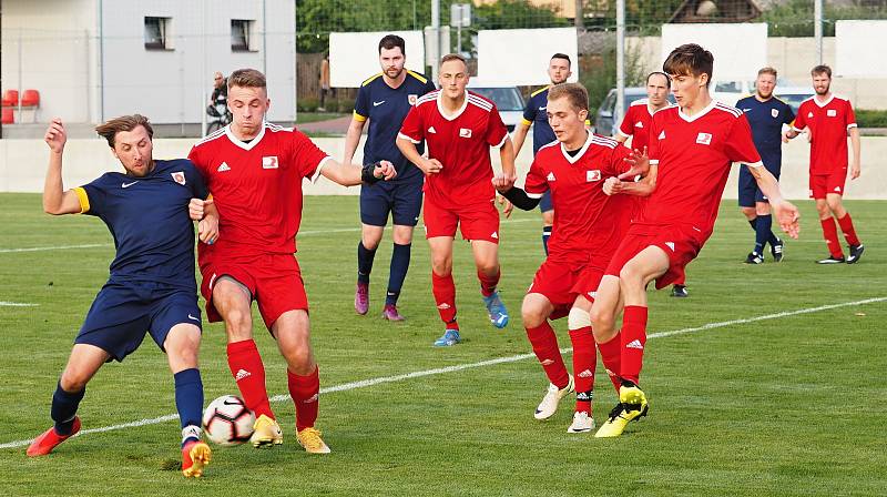 OKRESNÍ PŘEBOR Nechanice (v modrém) – Dohalice 3:1.