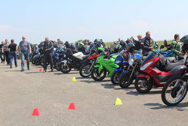 Téměř dvě stovky motorkářek a motorkářů se v sobotu zúčastnily celorepublikové preventivní kampaně Začněme spolu aneb Kolama dolů.