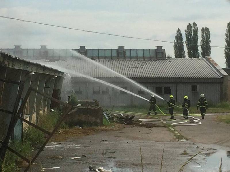 Požár kravína v Hořiněvsi na Hradecku