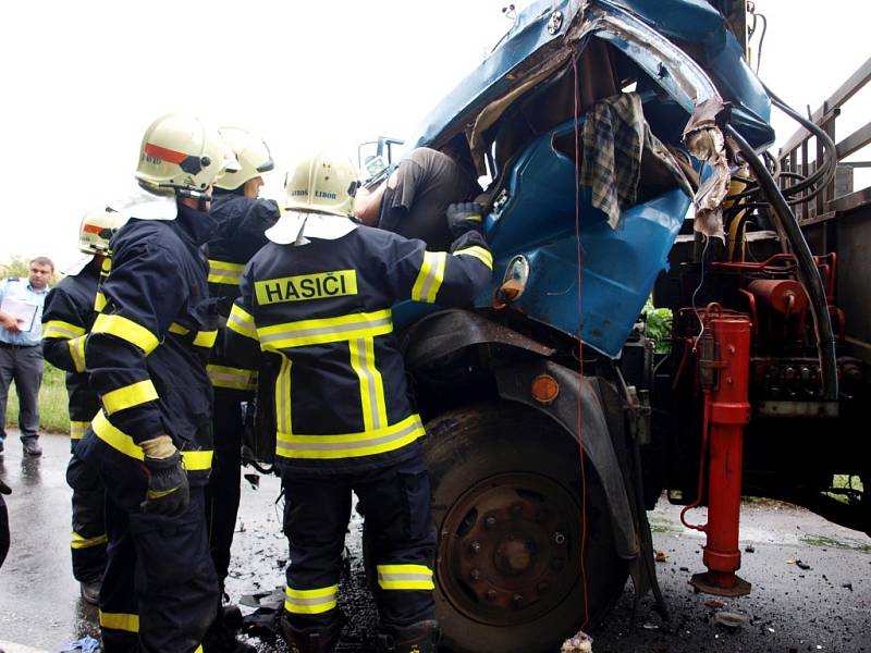 Dopravní nehoda nákladních automobilů v Kunčicích.