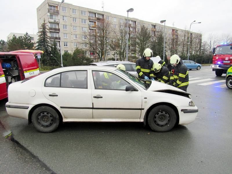 Dopravní nehoda dvou osobních automobilů na Novém Hradci Králové.