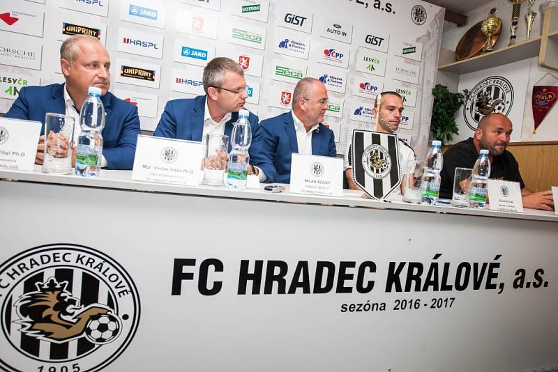 Tisková konference fotbalového klubu FC Hradec Králové.