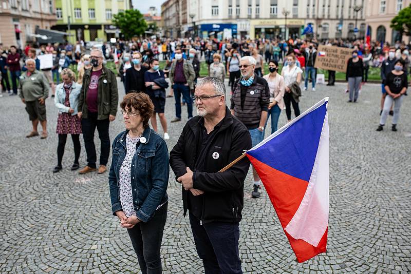 Demonstrace Milionu chvilek pro demokracii na Masarykově náměstí v Hradci Králové.