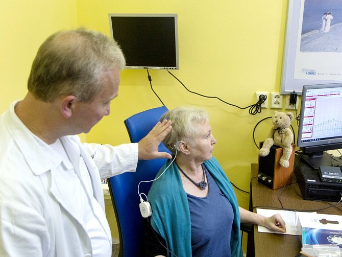 Pacientka se zapojeným kochleárním implantátem.