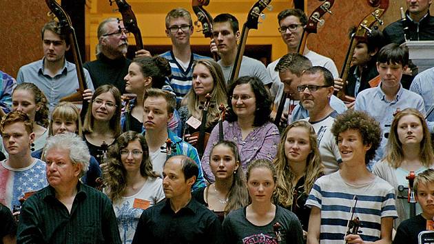 Společný koncert "ZUŠek" (za Hradec: Střezina a Habrmanova) s Českou filharmonií.