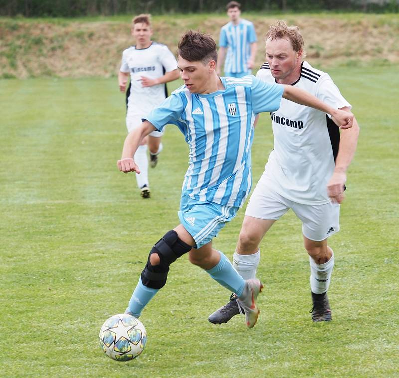 Šlágr III. třídy Sendražice (v bílém) vs. Nový Hradec Králové B (2:2).