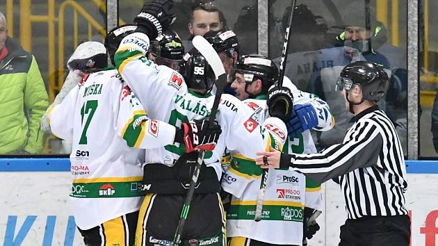Dvorští hokejisté slaví první vítězství v semifinálové sérii play off druhé ligy proti Mosteckým Lvům. Doma vyhráli 3:1.