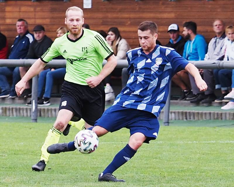 Fotbalisté Třebše (v modrém) v domácím prostředí porazili Vysokou nad Labem těsně 2:1.