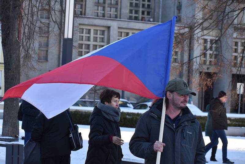 Volání po svobodě se v sobotu odpoledne neslo Hradcem Králové, kde se konala demonstrace odpůrců protiepidemických opatření. Na náměstí 28. října se jich odhadem sešlo více než šest stovek.