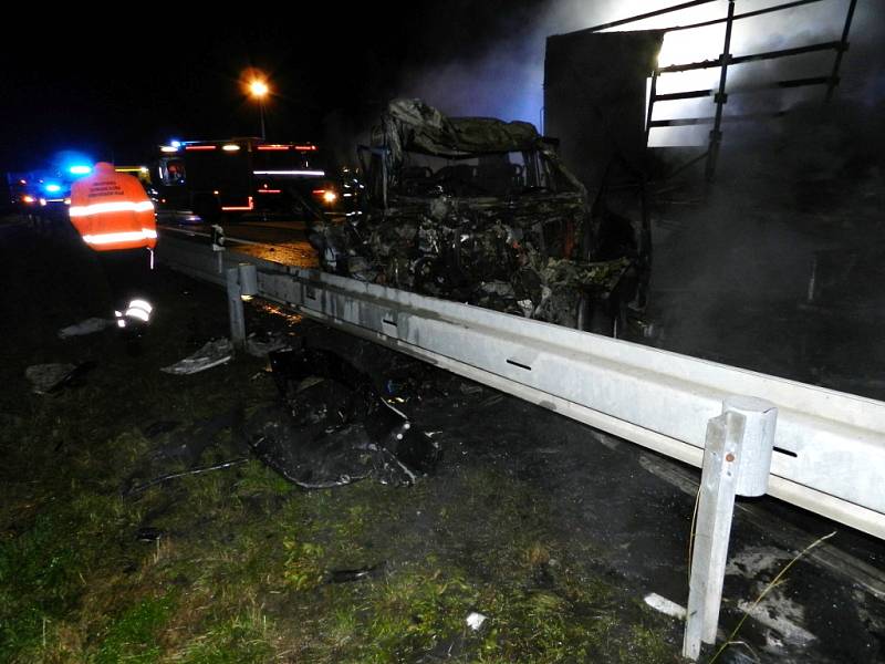 Tragická nehoda s následným požárem uzavřela hradeckou dálnici.