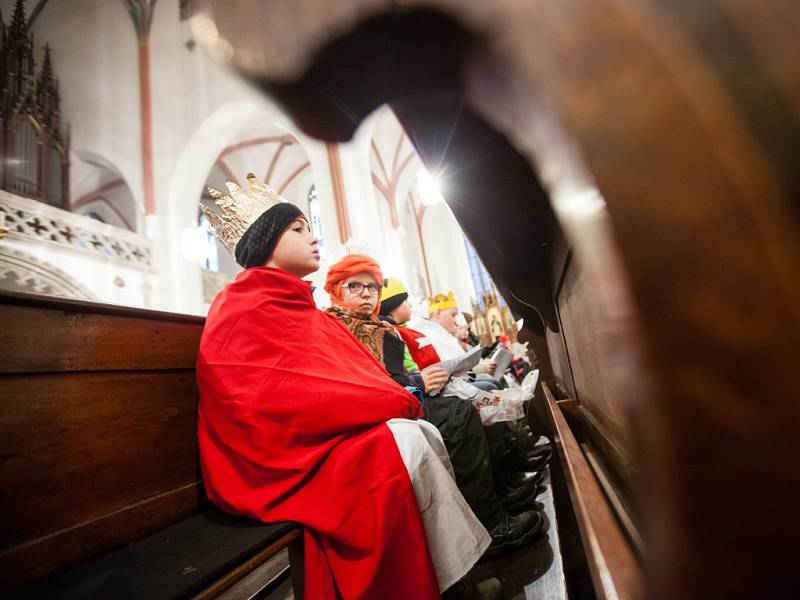 Biskupské požehnání tříkrálovým koledníkům v katedrále sv. Ducha v Hradci Králové.