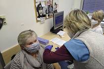 Ve Fakultní nemocnici Hradec Králové začalo v sobotu ráno očkování proti covidu-19.
