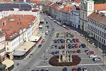 Historické centrum Hradce Králové vypadá už léta jako jedno velké parkoviště.