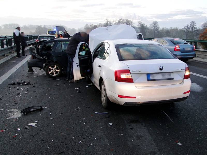 Dopravní nehode sedmi vozidel na silnici I/37 u Opatovic nad Labem.