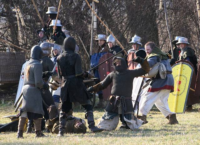 Na Hradecku se v sobotu 21.2.2009 konala jarní bitva Mokrouvousy 2009 z cyklu Proti všem. V bitvě zápolí husité s katolíky o město Benešov a ráno táhnou dál na Prahu.