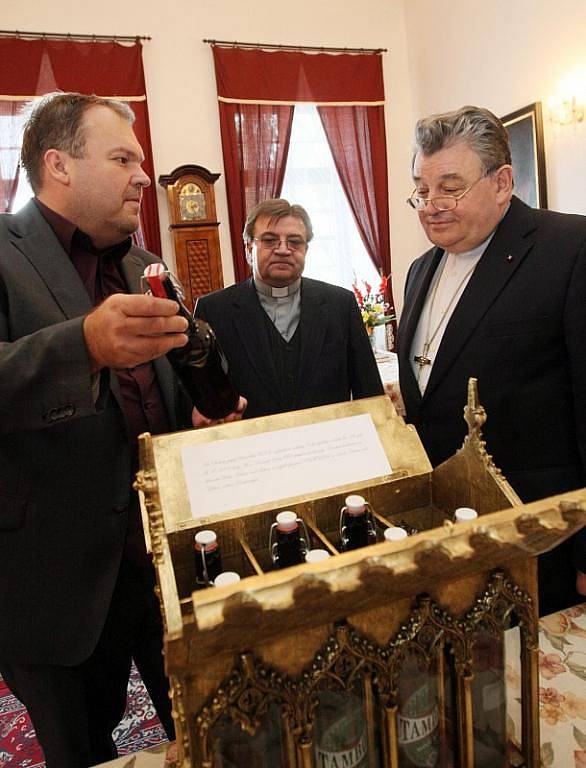 Královédvorské pivo Tambor pro papeže. Majitel pivovaru Tambor Nasik Kiriakovský předal biskupovi Dominiku Dukovi speciální přepravku pro Svatého otce.