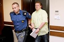 Trest odnětí svobody na pět až deset let hrozí dvěma mužům z Prahy, Tomáši Harantovi a Františku Dobešovi.