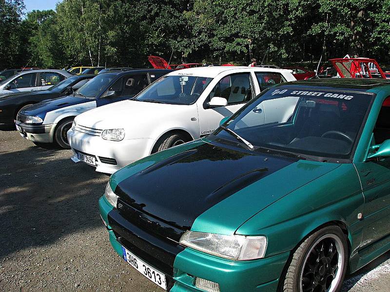 Druhý ročník setkání majitelů a příznivců upravovaných vozidel v Třebechovicích pod Orebem nabídl přehlídku více než 120 krasavců. Na place se objevily značky Audi, Hummer nebo také tradiční české fabie.