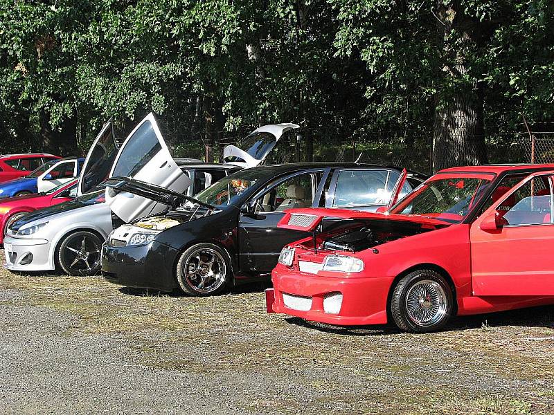 Druhý ročník setkání majitelů a příznivců upravovaných vozidel v Třebechovicích pod Orebem nabídl přehlídku více než 120 krasavců. Na place se objevily značky Audi, Hummer nebo také tradiční české fabie.