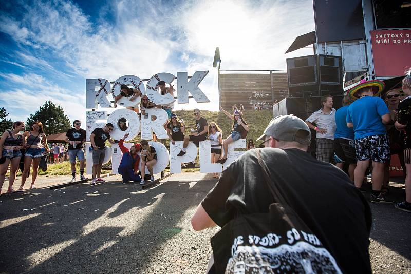 Na letišti v Hradci Králové začal 4. července 2018 dvacátý čtvrtý ročník festivalu Rock for People. Tradiční hudebnbní festival v Hradeckém festival parku. Vystoupily například Tři sestry či Vypsaná fixa