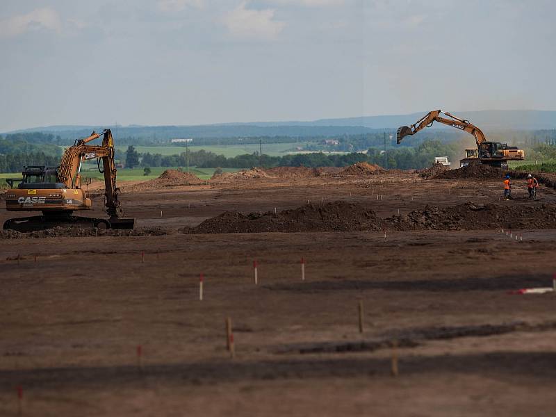 Vykopváky na stavbě dálnice D11.