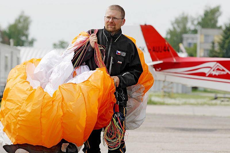 Světový rekord na motorovém padákovém kluzáku chce vytvořit Miroslav Oros.  Během devadesáti dní uletí devět tisíc kilometrů. Pokud se mu to podaří zapíše se mezi Guinnessovy světové rekordy. 