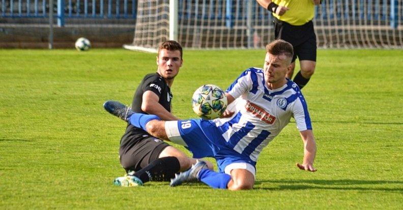 Přípravný duel Náchod (v modrobílém) vs. FC Hradec Králové B (1:1).